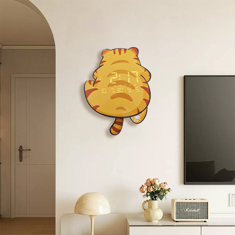 Wanduhr in Katzenform mit LED-Beleuchtung