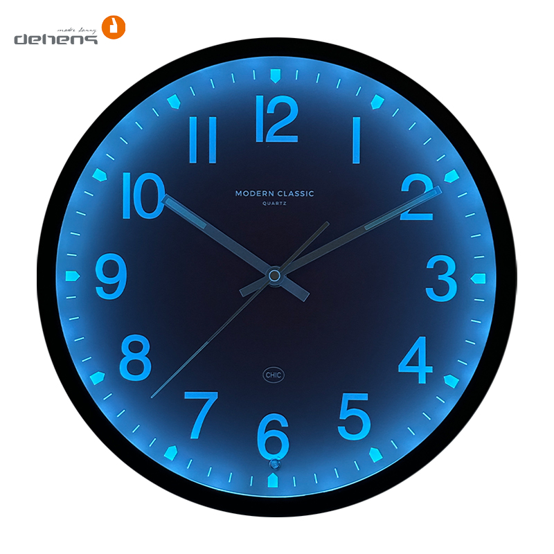 Kunststoff-Wanduhr mit Beleuchtung