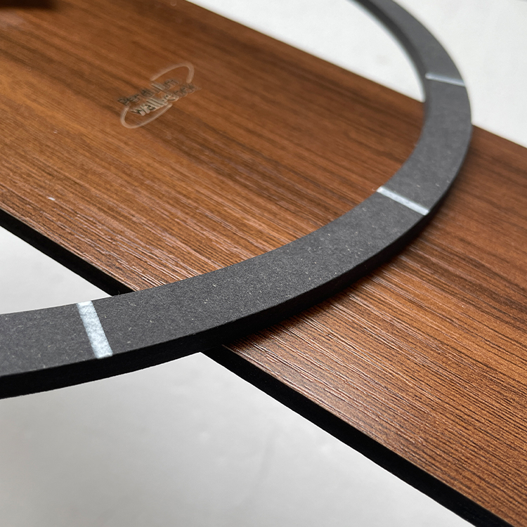 Modische Pendelwanduhr aus MDF