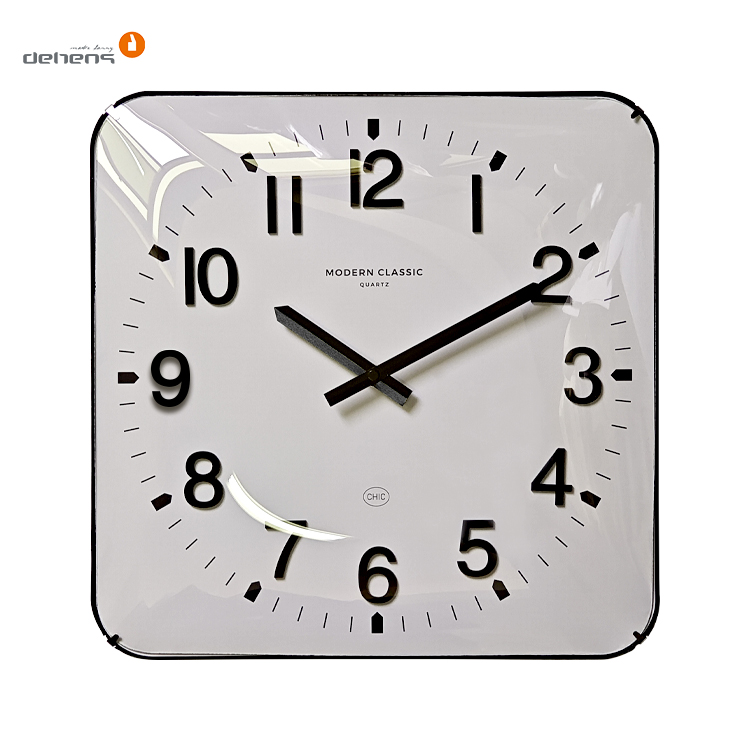 Große quadratische Wanduhr