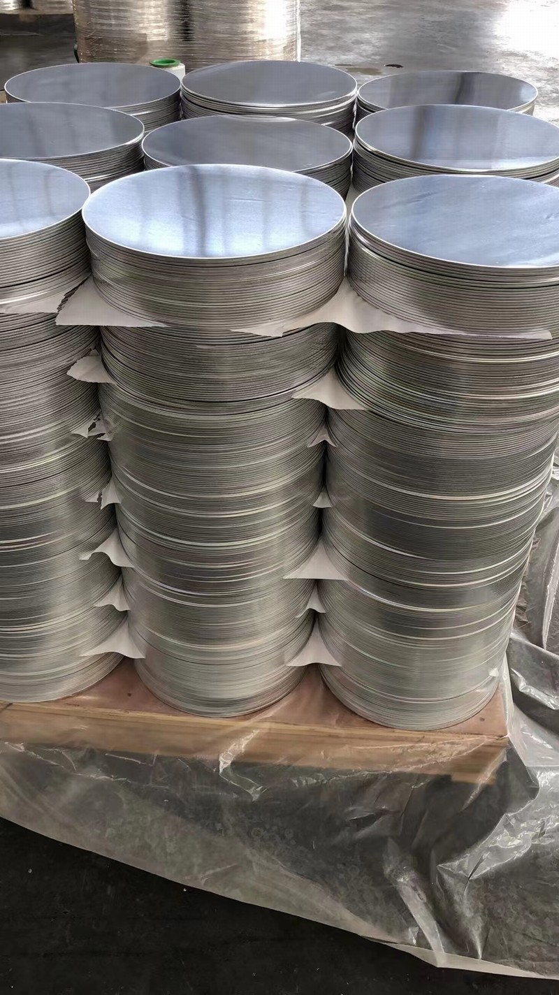 Velik okrogel aluminijast disk