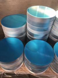 Velik okrogel aluminijast disk