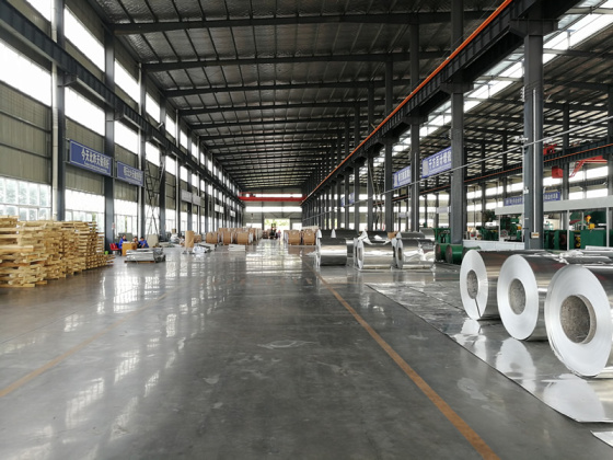 Stock di bobine per coperture in metallo in alluminio bianco