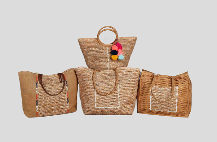 Bolsa Tricot Patchwork Com Bordados E Pompons