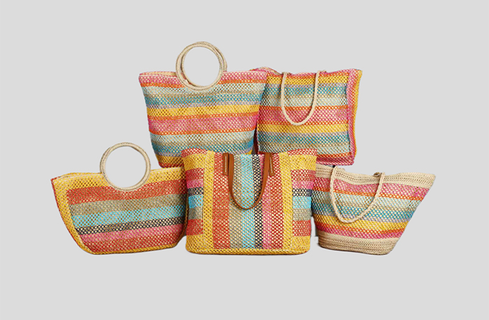 Regenbogenfarbene Patchwork-Strandtasche mit geflochtenem Griff