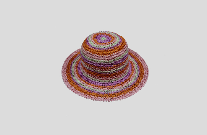 Chapeau d'été en papier au crochet couleur arc-en-ciel