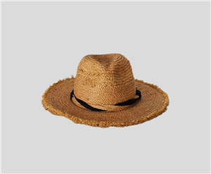 Sombrero de verano trenzado de rafia cosido con flecos