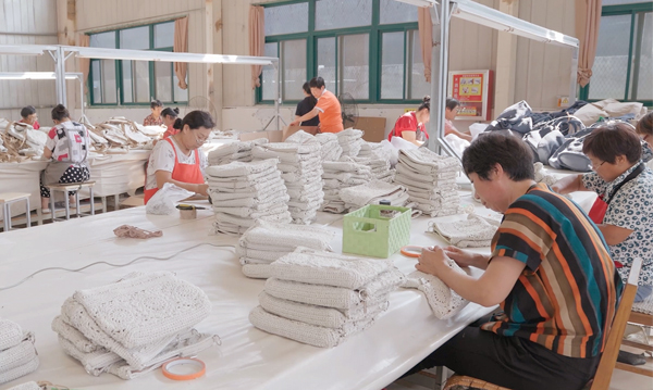 Handbraid inspecting process of summer handbags.jpg