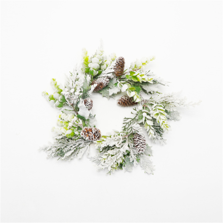 Kerstdeur hangende dennenappelkrans