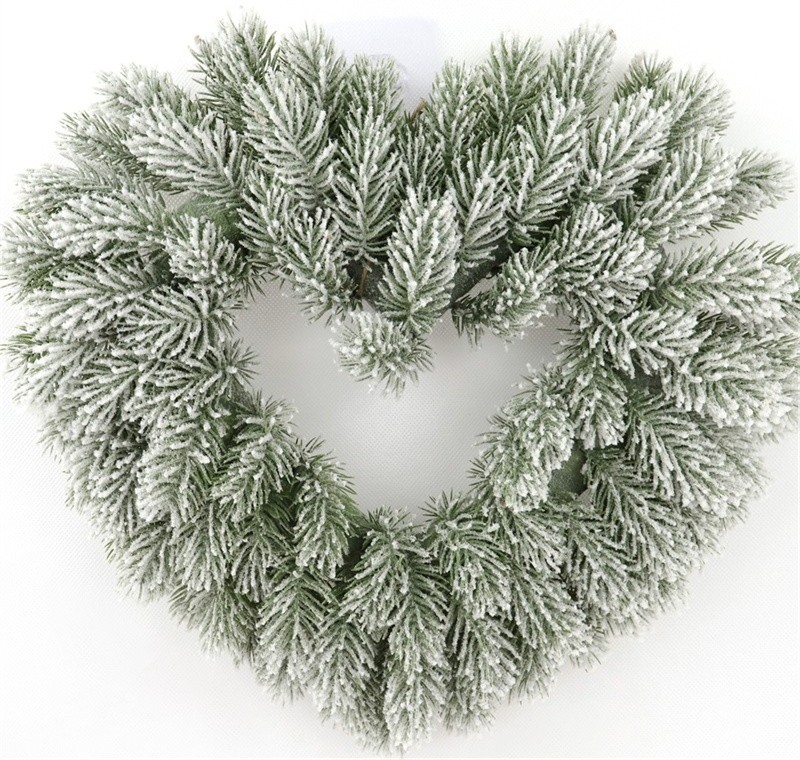 Artificial Snow Spraying Wreath