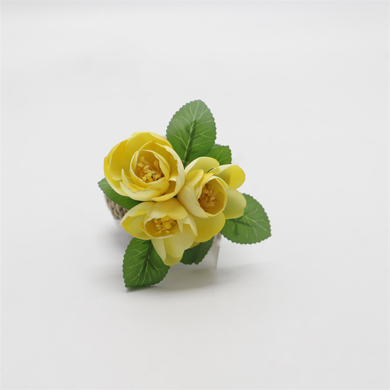 Маленький бонсай с искусственными цветами на Пасху