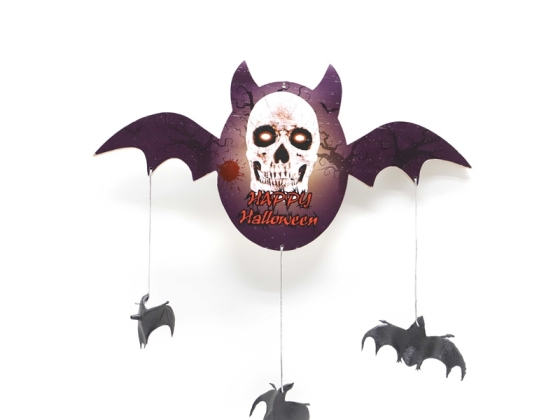 Decora la puerta colgando para la fiesta de Halloween