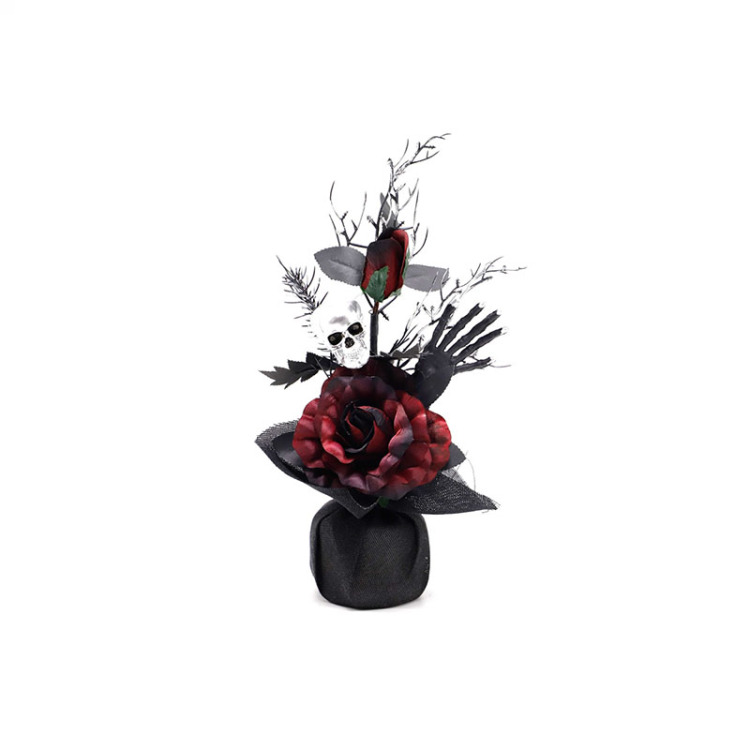 Versier de bonsaiboom met zwarte rozen voor Halloween