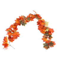 Decorare la ghirlanda di foglie d'acero in autunno