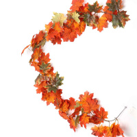 Decorare la ghirlanda di foglie d'acero in autunno