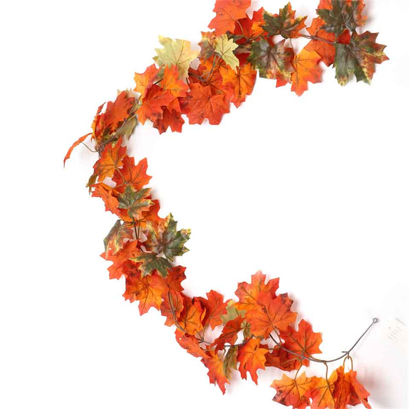 Decorare la ghirlanda di foglie d'acero in autunno