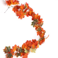 Decorare la ghirlanda di foglie d'acero in autunno