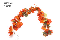 Decorare la ghirlanda di foglie d'acero in autunno