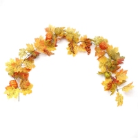 Ghirlanda di zucca artificiale con decorazioni autunnali