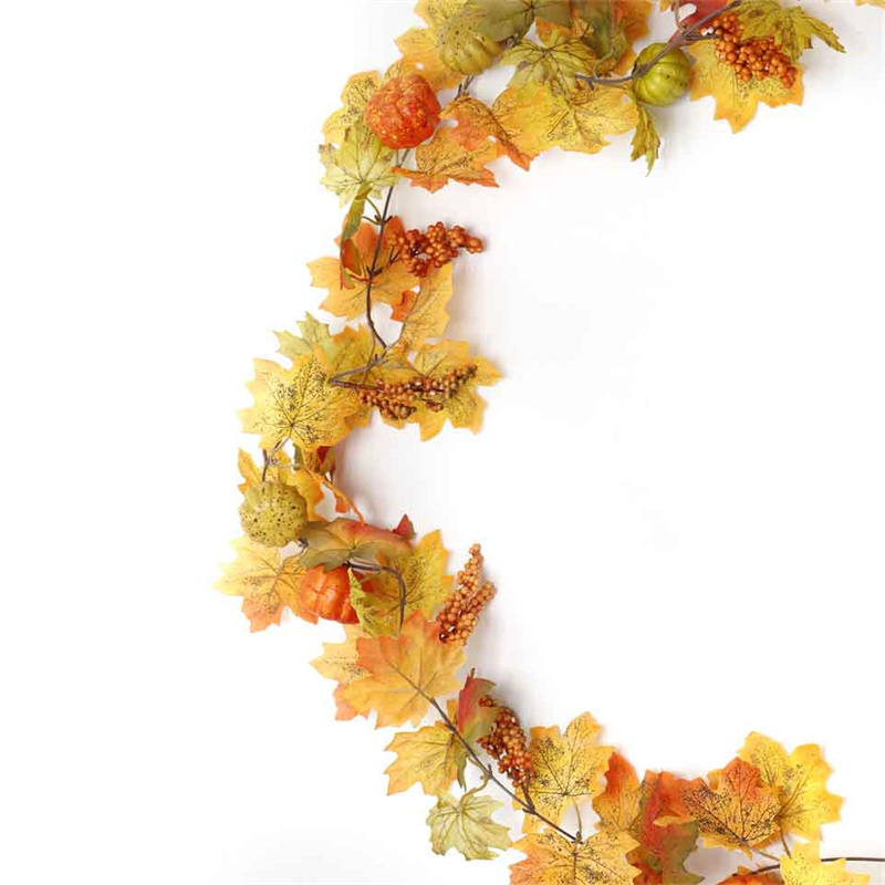 Ghirlanda di zucca artificiale con decorazioni autunnali
