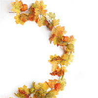 Ghirlanda di zucca artificiale con decorazioni autunnali