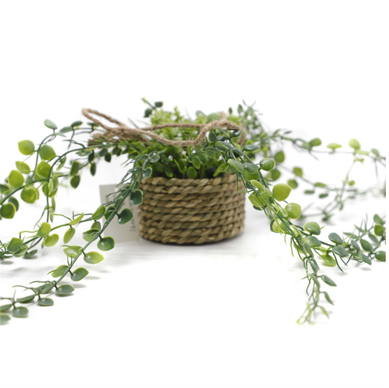 Decoración al aire libre con plantas verdes colgantes falsas