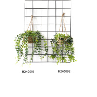 Decoración al aire libre con plantas verdes colgantes falsas