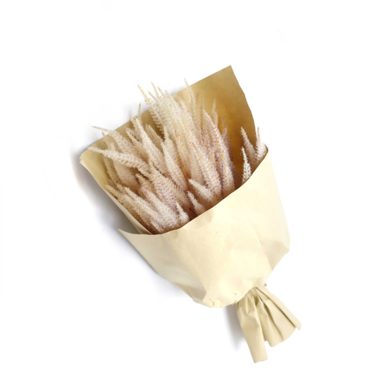 Bellissimo piccolo bouquet di erba artificiale di pampa