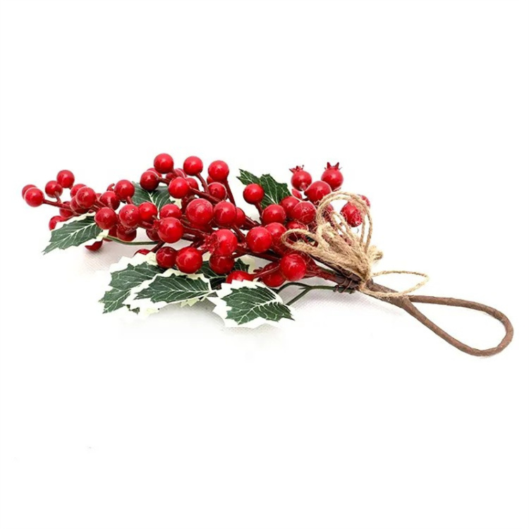 Dekorasi Rumah Natal Dengan Buah Beri Merah Menggantung Terbalik