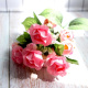 부활절을 위한 분홍색 인공 꽃으로 장식하세요. 대량으로 가짜 결혼식 꽃