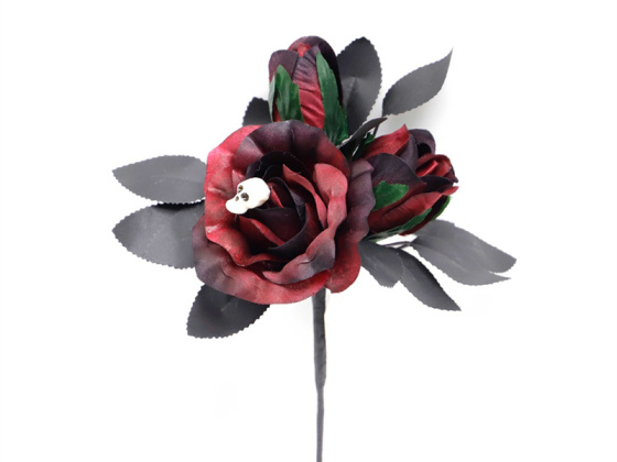 Decora una pequeña rama de rosa negra para Halloween
