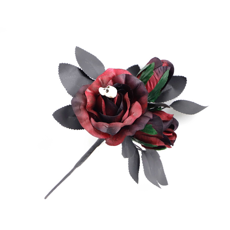 Decora una pequeña rama de rosa negra para Halloween