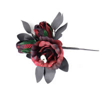 Decora una pequeña rama de rosa negra para Halloween