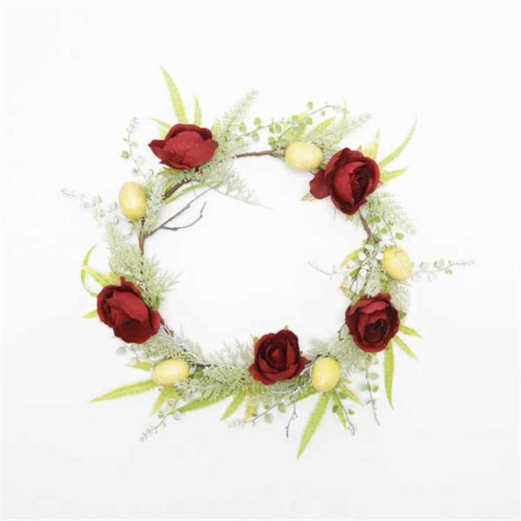 Puertas de Pascua decoradas con corona de rosas artificiales