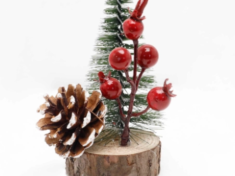 Navidad árbol de decoración navideña y flores artificiales.