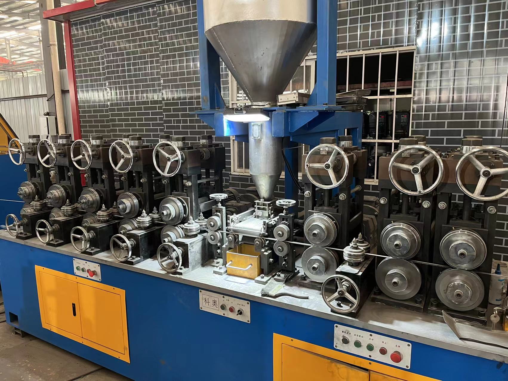 Chromium carbide welding wire