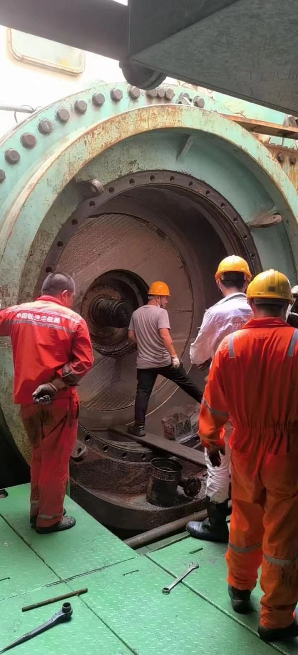 Shield machine wear resistant plate