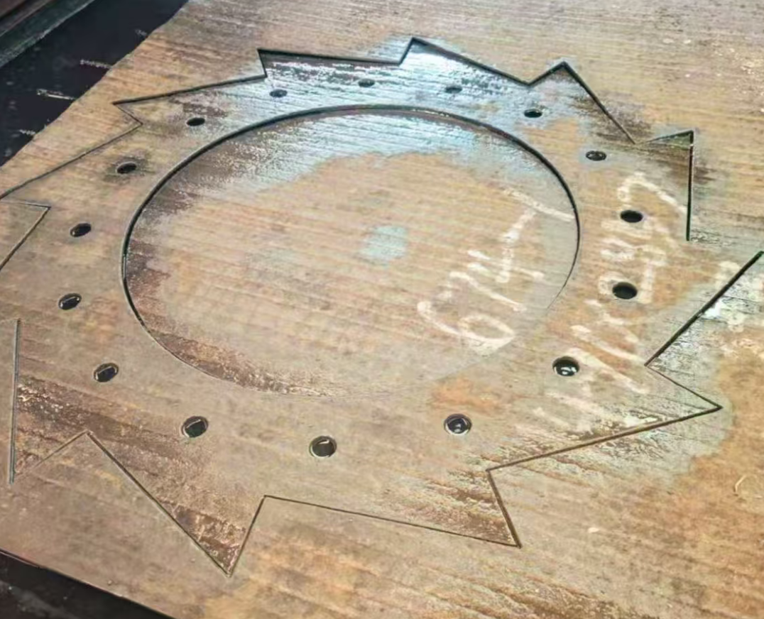 แผ่นทนต่อการสึกหรอบนพื้นผิวสามารถปรับแต่งได้หลากหลายรูปทรงและปรับให้เข้ากับสภาพการทำงานที่แตกต่างกัน