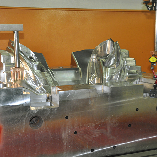 Mitkä ovat ruiskumuotin reikien tehtävät?