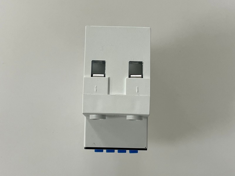 Pelindung tegangan lebih dan tegangan rendah tampilan ganda