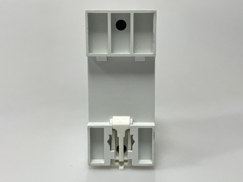 Pelindung tegangan lebih dan tegangan rendah tampilan ganda