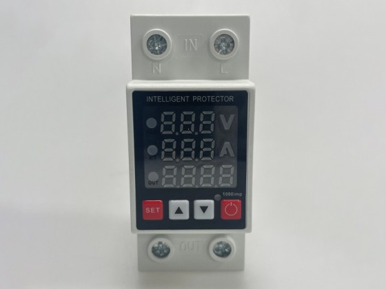 Tiga tampilan pelindung tegangan lebih dan tegangan kurang