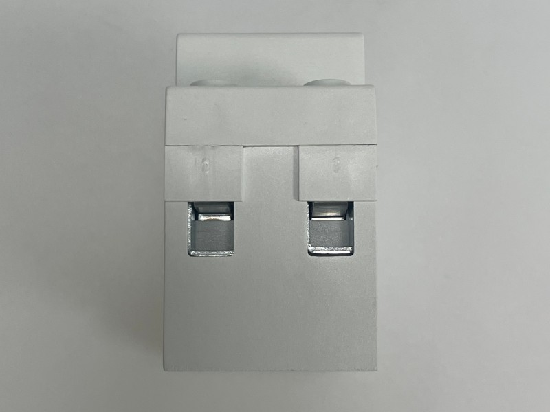 Tiga tampilan pelindung tegangan lebih dan tegangan kurang