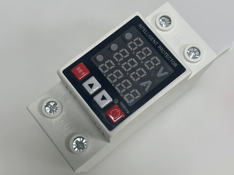 Tiga tampilan pelindung tegangan lebih dan tegangan kurang