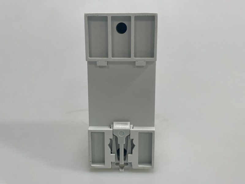 Tiga tampilan pelindung tegangan lebih dan tegangan kurang