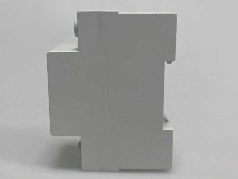 Tiga tampilan pelindung tegangan lebih dan tegangan kurang