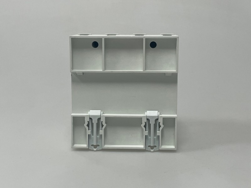 Pelindung tegangan tiga fase empat kawat