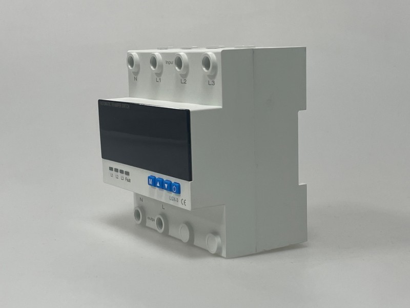 Pelindung tegangan tiga fase empat kawat