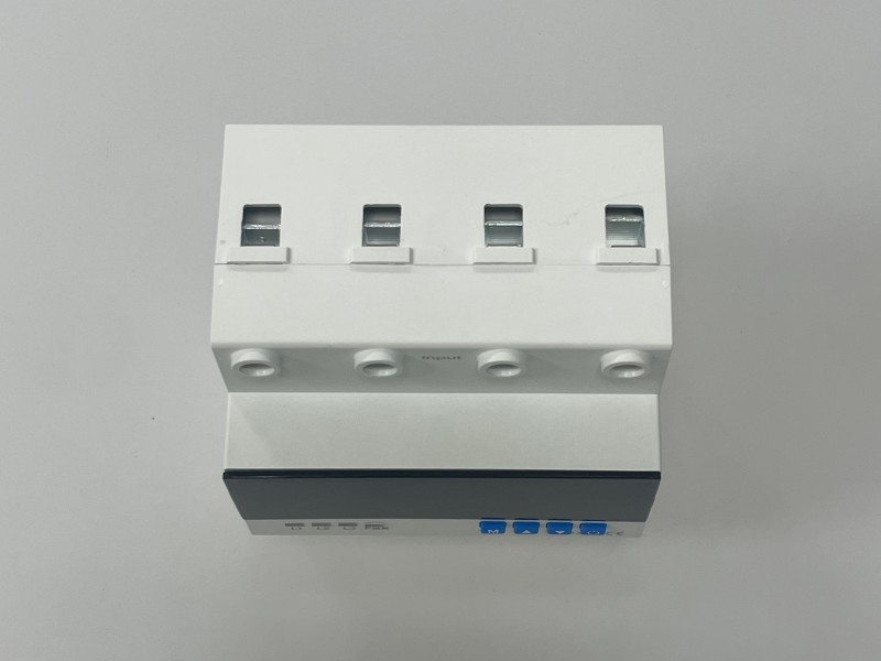 Pelindung tegangan tiga fase empat kawat