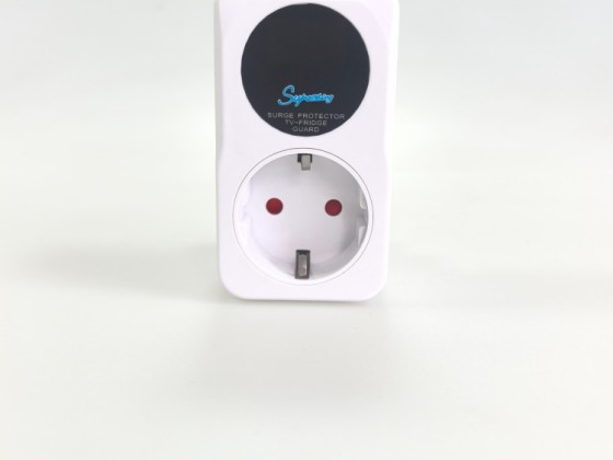 อุปกรณ์ป้องกันแรงดันไฟฟ้าแบบปรับได้สำหรับยุโรป รุ่นใหม่จากโรงงาน เหมาะสำหรับป้องกันทีวีและตู้เย็น